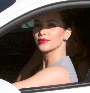 Kim Kardashian金·卡戴珊穿低胸裙开车捡东西都那么吸引人（第2张/共16张）