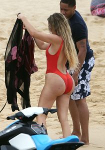 卡戴珊家老三Khloe Kardashian海滩泳衣露巨臀（第1张/共21张）