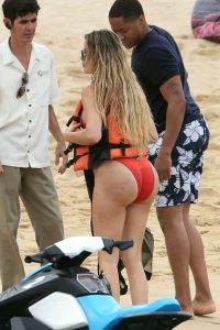 卡戴珊家老三Khloe Kardashian海滩泳衣露巨臀（第2张/共21张）