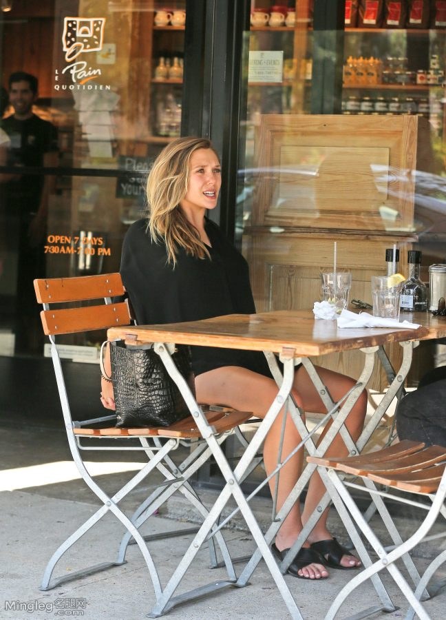 欧美明星街拍Elizabeth Olsen桌下的美腿（第6张/共8张）