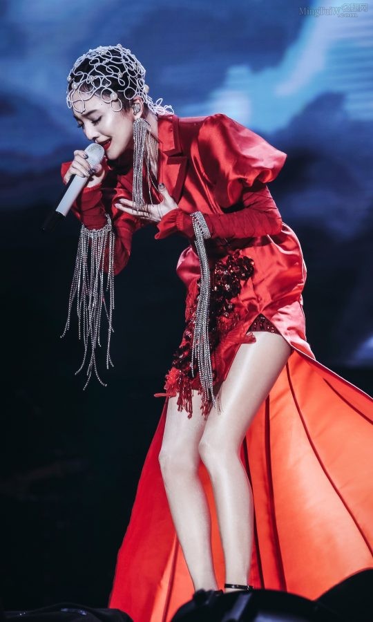 张韶涵演唱会穿肉丝袜跪在台表演（第10张/共11张）
