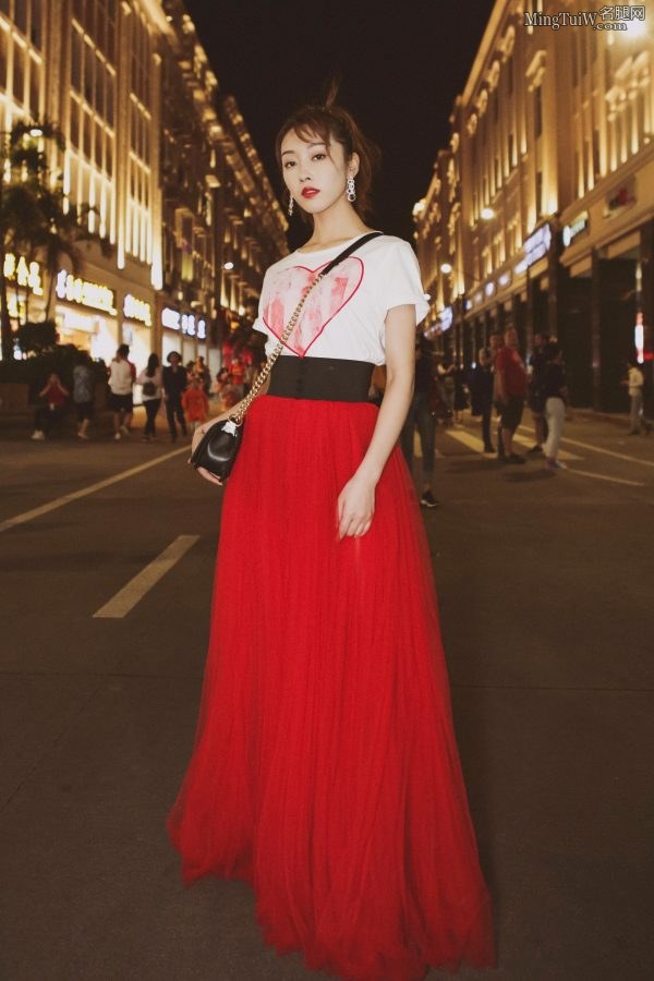 宣璐你穿上这条红纱裙就是整条街道最靓的妞儿（第2张/共3张）