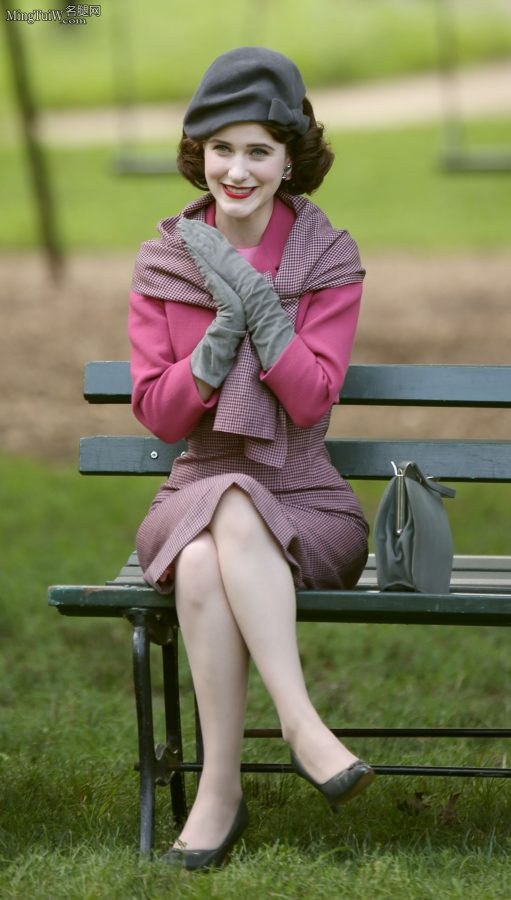 美剧演员Rachel Brosnahan公园长椅翘二郎腿（第9张/共21张）