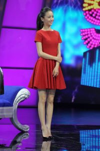 身材高挑的女星佟丽娅脚踩红底细高跟玉腿笔直修长（第1张/共12张）