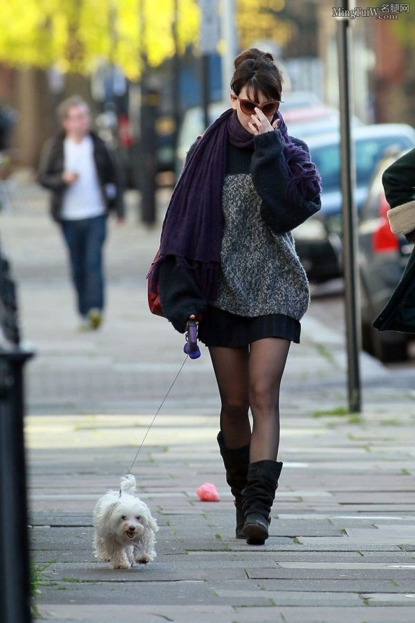 模特Daisy Lowe冬日里穿黑色丝袜外出遛狗（第5张/共10张）