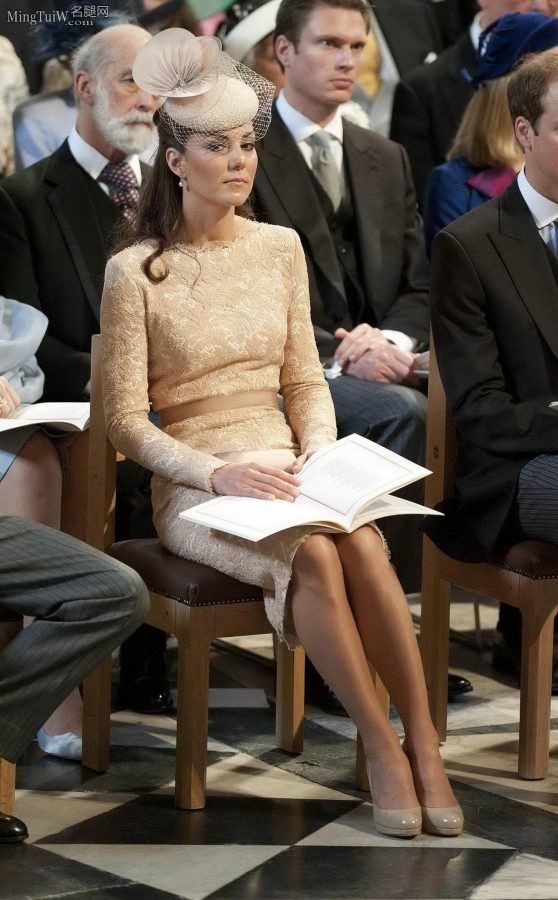 凯特王妃头戴英式女帽出席活动露丝袜腿（第2张/共4张）
