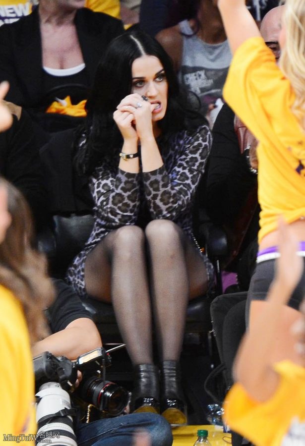 歌星Katy Perry看体育比赛黑丝大腿交叉（第3张/共7张）