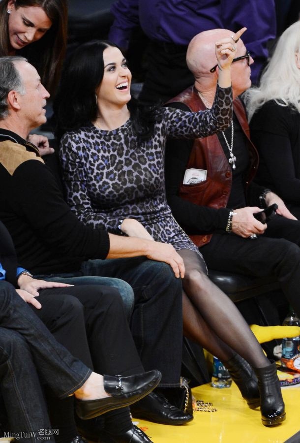 歌星Katy Perry看体育比赛黑丝大腿交叉（第2张/共7张）