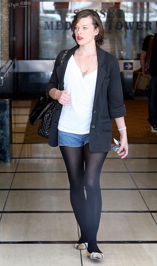 《生化危机》女主Milla Jovovich穿黑丝袜外出购物（第5张/共7张）