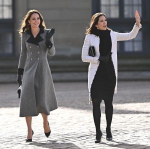 英国王妃凯特·米德尔顿和丹麦王妃玛丽·唐纳森踩细高跟鞋比美（第3张/共14张）