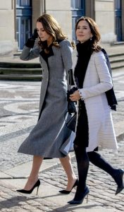 英国王妃凯特·米德尔顿和丹麦王妃玛丽·唐纳森踩细高跟鞋比美（第4张/共14张）