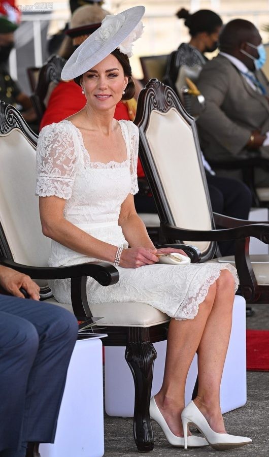 凯特王妃Kate Middleton美腿穿白色细高跟出席活动（第1张/共9张）