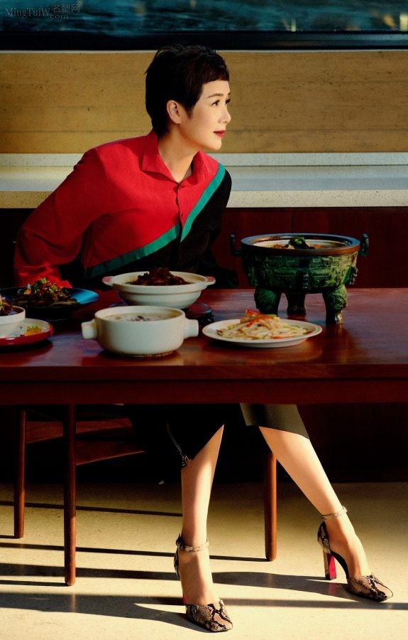 成熟的女演员蒋雯丽穿着高跟鞋为杂志拍写真（第1张/共4张）
