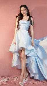 温婉优雅的娄艺潇，身穿蓝裙展示出完美身材和美丽腿部曲线（第1张/共13张）