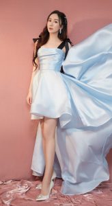 温婉优雅的娄艺潇，身穿蓝裙展示出完美身材和美丽腿部曲线（第2张/共13张）