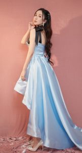 温婉优雅的娄艺潇，身穿蓝裙展示出完美身材和美丽腿部曲线（第4张/共13张）