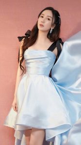 温婉优雅的娄艺潇，身穿蓝裙展示出完美身材和美丽腿部曲线（第5张/共13张）