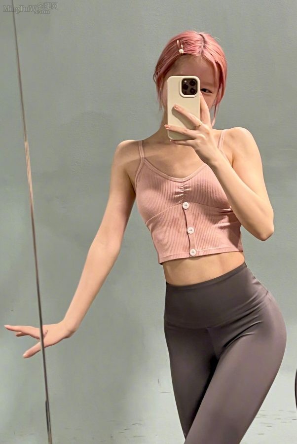 徐娇在健身房穿修身运动裤展示绝顶好身材（第2张/共4张）