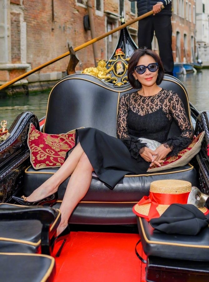刘嘉玲在威尼斯旅行，腿穿尖头细高跟乘船（第1张/共4张）