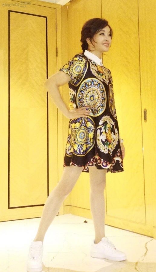 成熟女星刘晓庆穿花裙腿上貌似有丝袜（第1张/共4张）