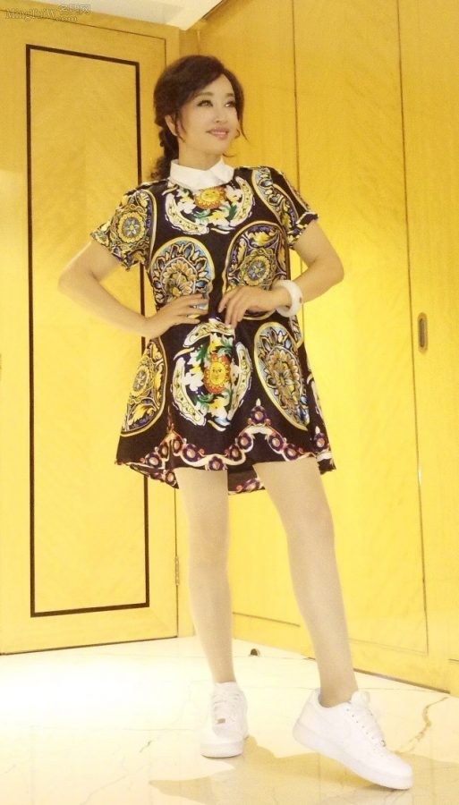 成熟女星刘晓庆穿花裙腿上貌似有丝袜（第4张/共4张）