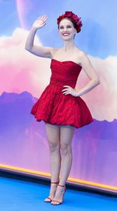 娜塔莉·波特曼穿低胸红色超短裙踩红色细高跟展露美腿玉足（第1张/共13张）