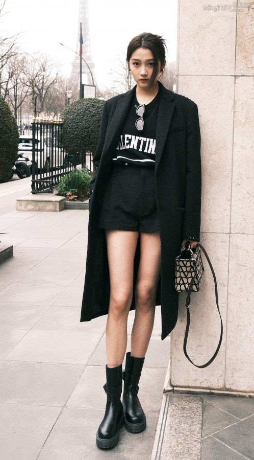 关晓彤巴黎街头时尚之旅，穿上皮短靴展现出她个性的长腿魅力（第1张/共7张）