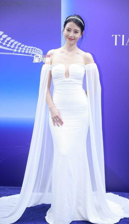 中年美妇高圆圆穿上一条露肩修身白色礼服飘逸如仙子（第1张/共9张）