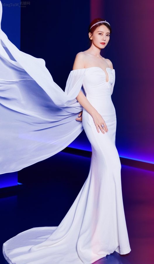 中年美妇高圆圆穿上一条露肩修身白色礼服飘逸如仙子（第6张/共9张）