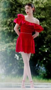 袁姗姗身穿一条红色短裙展示笔直白皙美腿（第2张/共5张）