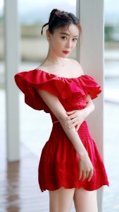 袁姗姗身穿一条红色短裙展示笔直白皙美腿（第3张/共5张）