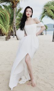 女演员文咏珊穿纯洁白裙在沙滩上秀美足（第1张/共9张）