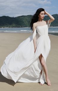 女演员文咏珊穿纯洁白裙在沙滩上秀美足（第3张/共9张）
