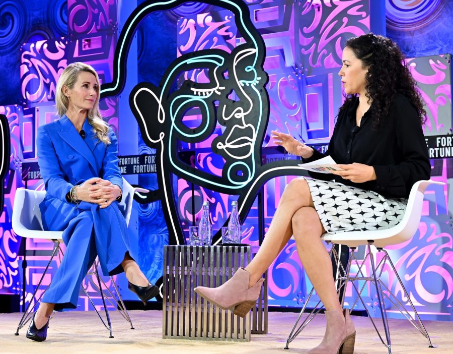 《财富》最具影响力女性峰会Jennifer Siebel Newsom(左)和女记者Michal Lev-Ram对话（第2张/共17张）