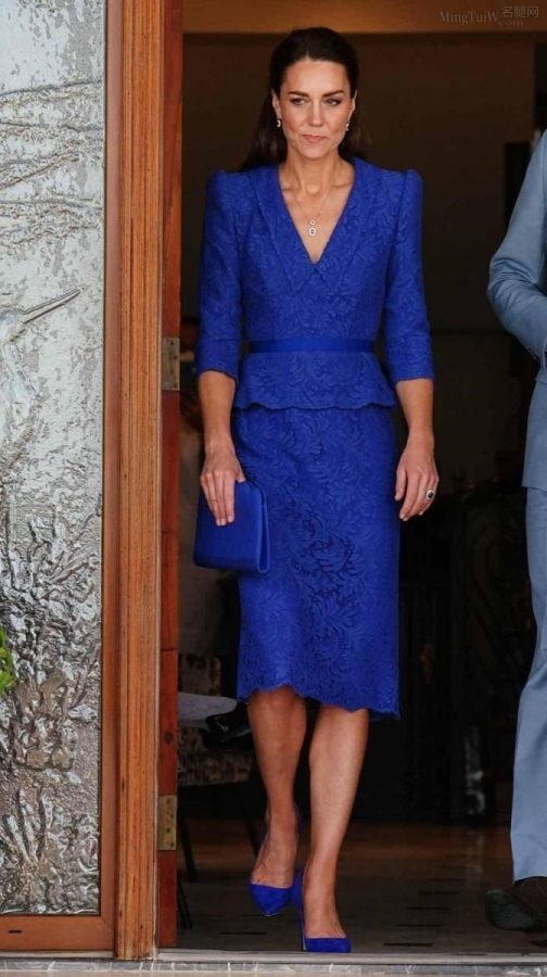 Kate Middleton穿蓝裙踩Emmy London蓝色细高跟腿部线条优美（第2张/共16张）
