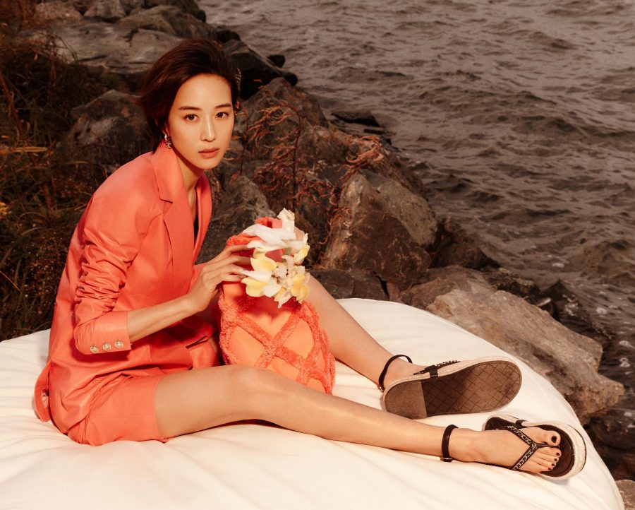 张钧甯在海边拍摄写真，修长玉腿穿上凉鞋呈现出一幅迷人的画面（第1张/共1张）