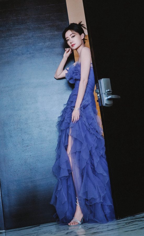 张小斐身穿一条蓝色波浪低胸长裙出席中国电影华表奖（第1张/共6张）