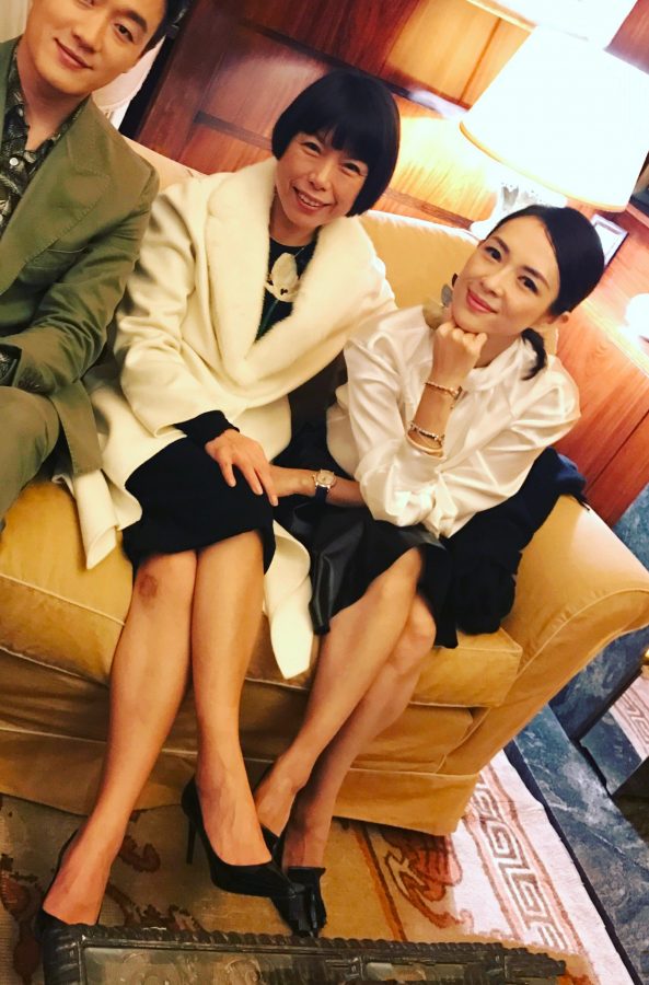 Vogue创刊总监张宇和章子怡并排坐在沙发里翘腿（第1张/共1张）