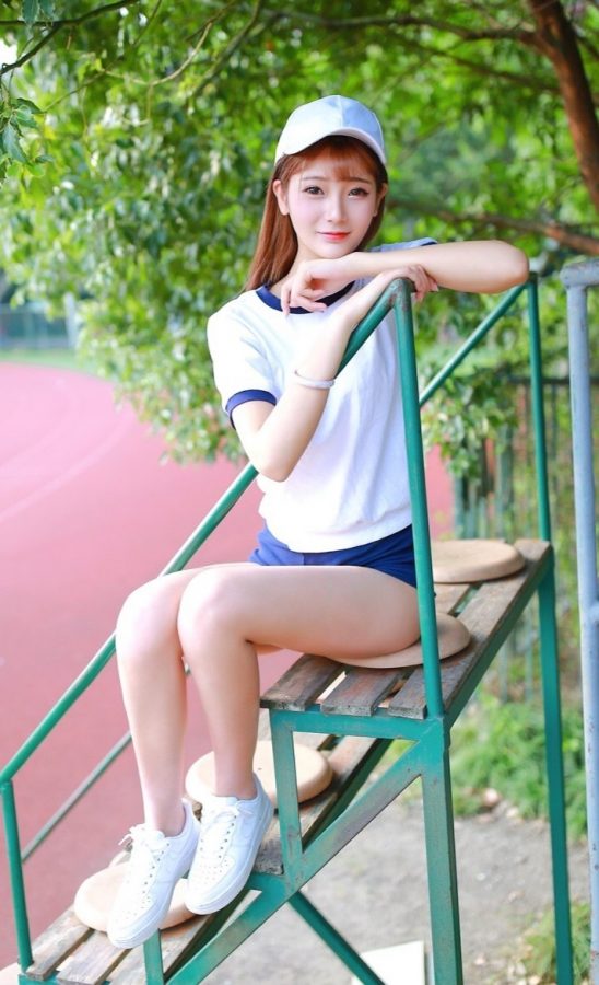 可爱的嫩妹王星辰穿运动装在足球场展示青春美大腿（第2张/共8张）