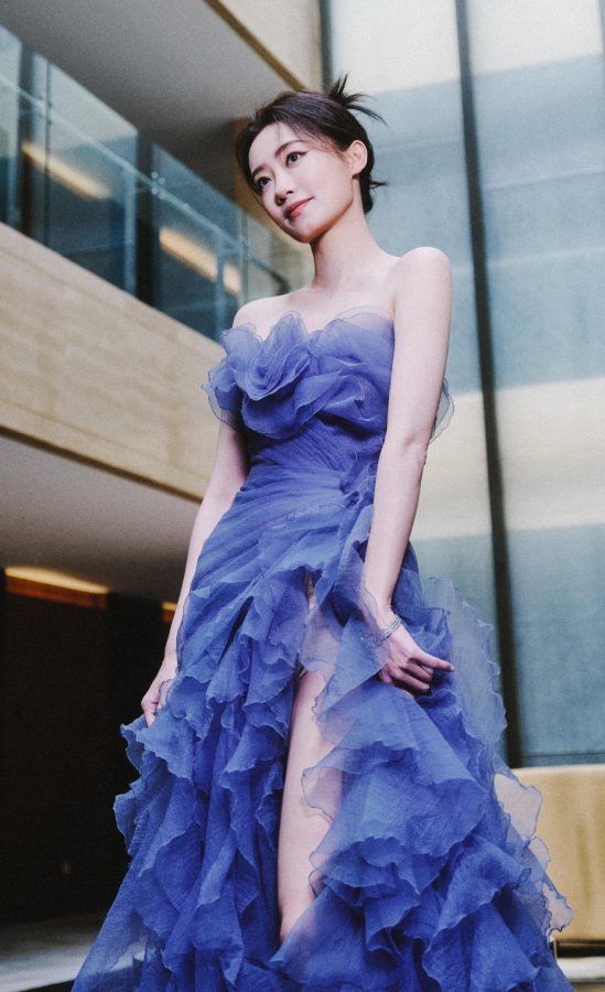 张小斐身穿一条蓝色波浪低胸长裙出席中国电影华表奖（第6张/共6张）