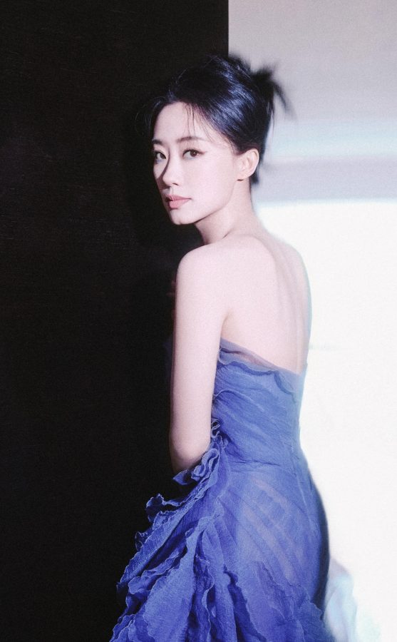 张小斐身穿一条蓝色波浪低胸长裙出席中国电影华表奖（第5张/共6张）