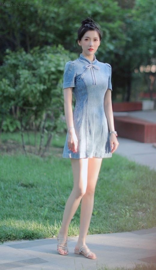 朱梓橦身穿超短蓝色旗袍拍照，阳光照射她纤细的美腿（第2张/共3张）