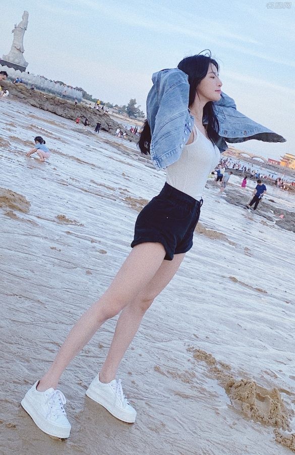 蔡卓宜海滩美照，一条短裤长腿纤细笔直（第1张/共10张）