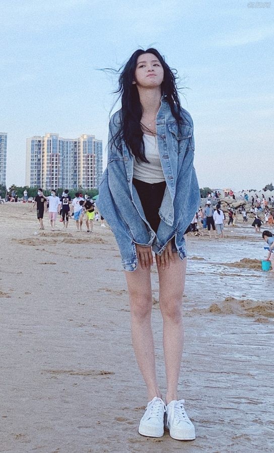 蔡卓宜海滩美照，一条短裤长腿纤细笔直（第3张/共10张）