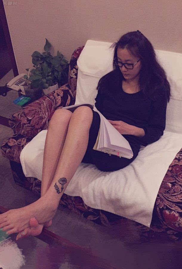 徐梵溪在家里展示她的纹身腿（第2张/共2张）