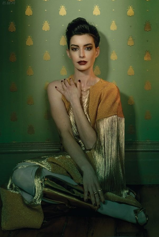 《Vanity Fair名利场》4月刊封面安妮·海瑟薇化身暗黑女王腿穿质感丝袜气质美艳（第5张/共8张）