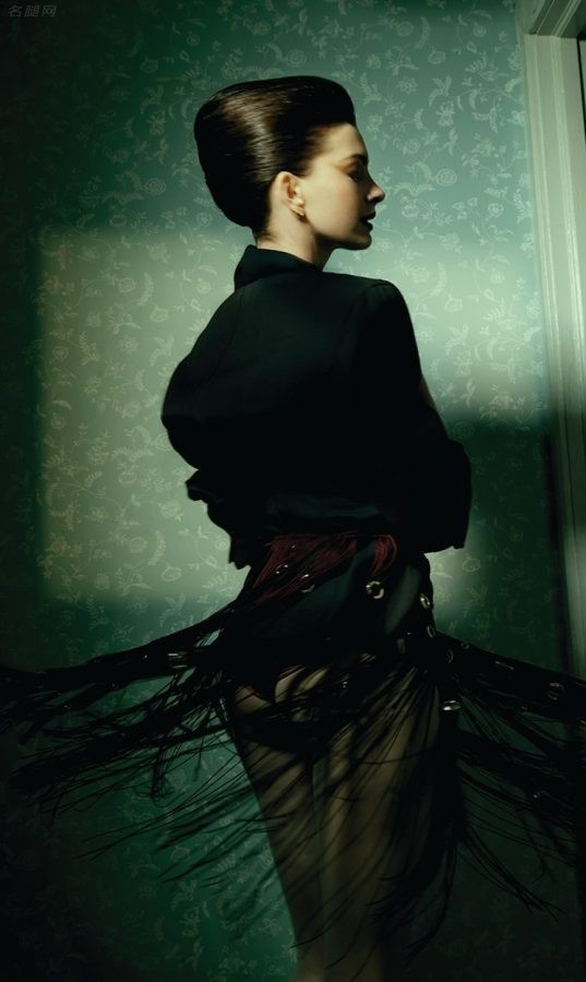 《Vanity Fair名利场》4月刊封面安妮·海瑟薇化身暗黑女王腿穿质感丝袜气质美艳（第3张/共8张）