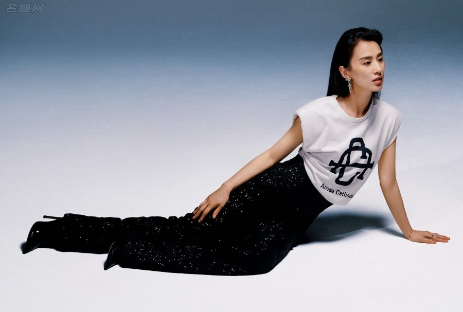 黄圣依登上《icon时尚画报》封面，腿穿短筒黑丝美照（第3张/共4张）