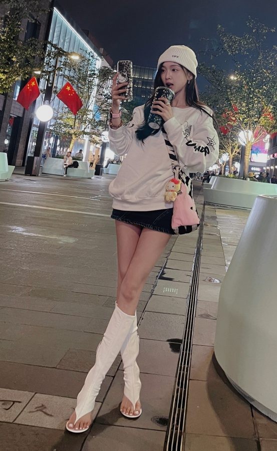 美少女吴宣仪在夜晚城市里展示她细白的美腿（第1张/共4张）