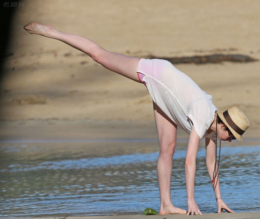 Anne Hathaway穿薄棉T恤再海边半湿身秀长腿（第5张/共7张）